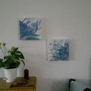 Double Blue Bubbles - twee vierkante doeken gegoten met fluid acrylverf met gekartelde tool bewerktl