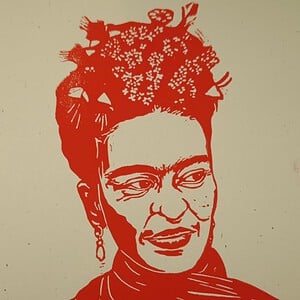 Linoportret van Frida Kahlo – handgedrukte A4 linoprint in fuchsia of oranje