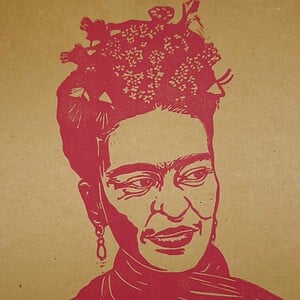 Linoportret van Frida Kahlo – handgedrukte A4 linoprint in fuchsia of oranje