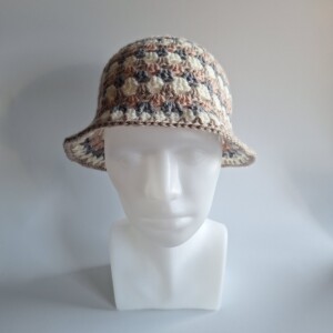 Gehaakte bucket hat 'Neutral nudes'