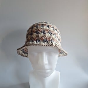 Gehaakte bucket hat 'Neutral nudes'