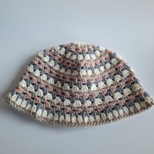 Gehaakte bucket hat 'Neutral nudes'