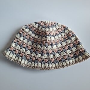 Gehaakte bucket hat 'Neutral nudes'