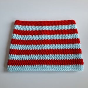Gehaakte muts 'Baby blue & red'