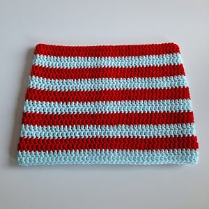 Gehaakte muts 'Baby blue & red'