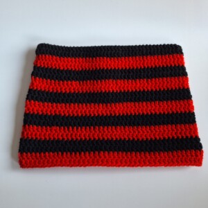 Gehaakte muts 'Black & red'