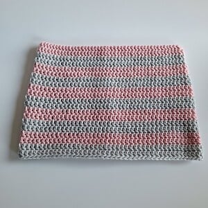 Gehaakte muts 'Light grey & light pink'