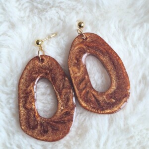 Glanzende bruine ovale resin oorbellen