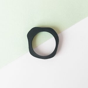 Golvende houten of zwarte stack ring - type 1