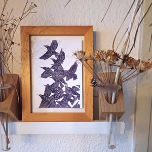 Linoprint ‘Zwerm’ – A6 grafische spreeuwenprint in paars op ivoorpapier