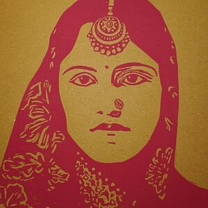 Linoprint ‘Indian Queen’ – handgedrukt A4 kunstwerk in fuchsiaroze op kraftpapier