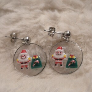 Kerstman en ket zijn cadeau zak Resin ronde zilver oorbellen