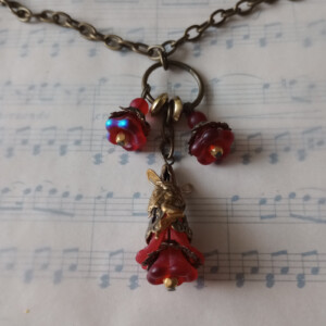 Ketting Fairy op Rode Bloemen