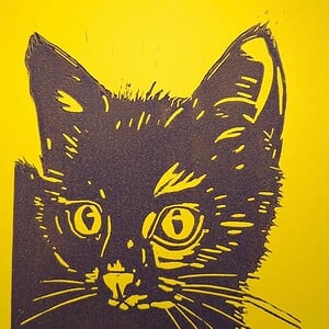 Dieren linoprint ‘Kitty’ – handgedrukt in donkerpaars op zonnegeel papier