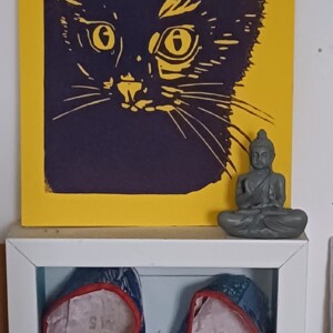 Dieren linoprint ‘Kitty’ – handgedrukt in donkerpaars op zonnegeel papier