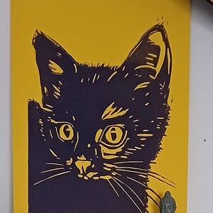 Dieren linoprint ‘Kitty’ – handgedrukt in donkerpaars op zonnegeel papier