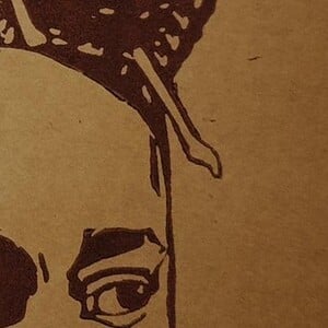 Afrikaanse linoprint Mangbetu Queen – handgedrukt portret op kraftpapier, A4-formaat, gesigneerd