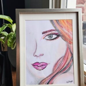 Portret in pastel van jonge vrouw met oranje roze haar, pastelschilderij ingelijst