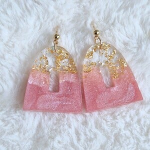 Resin mooie roze met gouden oorbellen voor mooie gelegenheid