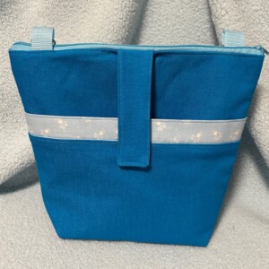 Schoudertas in aqua kleur met geborduurde fantasievogel.