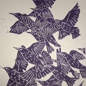 Linoprint ‘Zwerm’ – A6 grafische spreeuwenprint in paars op ivoorpapier