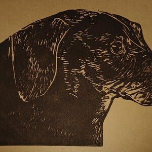 Linoprint ‘Dino de Teckel’ – handgedrukte A6 kunstkaart op offwhite of kraftpapier