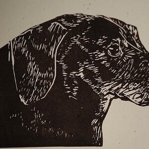 Linoprint ‘Dino de Teckel’ – handgedrukte A6 kunstkaart op offwhite of kraftpapier