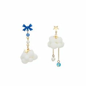 Wolken en sterrenhemel en vlinderdas oorbellen | merklogo | blauw en wit