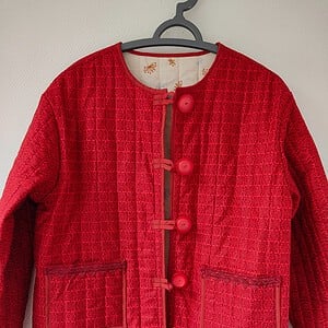 gewatteerde boho-stijl rode jas met grote knopen, omkeerbaar jas