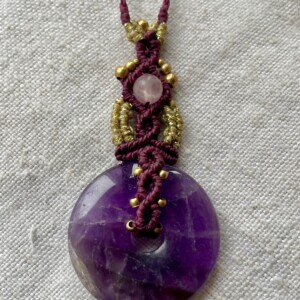 Amethyst en rozenkwarts macrame ketting handgemaakt