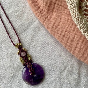 Amethyst en rozenkwarts macrame ketting handgemaakt