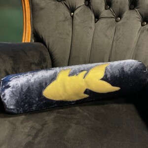 Armrol kussen, Klein goud visje in een zee van blauw