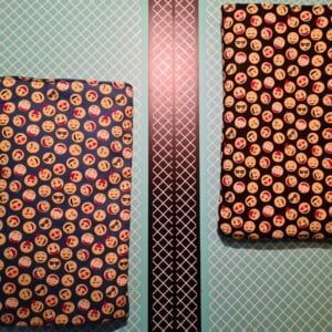 Booksleeve – Vrolijke Emoticon Print