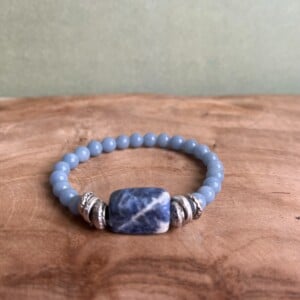 Elastische armband met kralen van angeliet en sodaliet