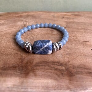Elastische armband met kralen van angeliet en sodaliet