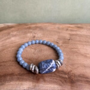 Elastische armband met kralen van angeliet en sodaliet