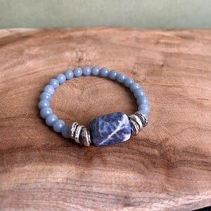 Elastische armband met kralen van angeliet en sodaliet