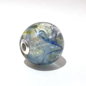 Glaskraal groot gat blauw