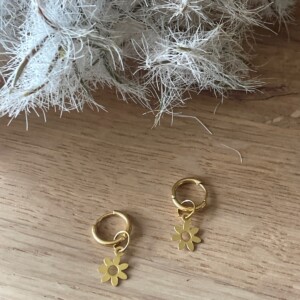 Gouden creolen met bloem