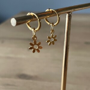 Gouden creolen met bloem