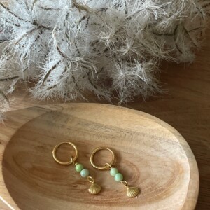 Gouden oorbellen met groene natuurstenen kralen en verguld schelpje
