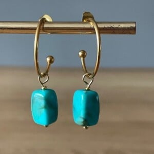 Gouden oorbellen met turquoise natuurstenen hanger