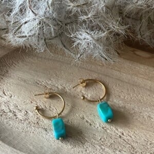 Gouden oorbellen met turquoise natuurstenen hanger