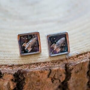 Grappige raket steker oorbellen "fly me to the moon" voor valentijnsdag