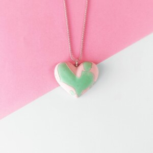 Groen met roze hart ketting