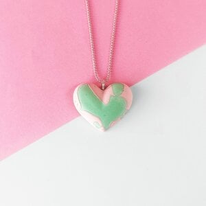 Groen met roze hart ketting