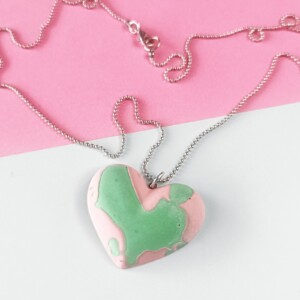Groen met roze hart ketting