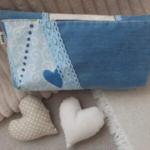 Handtas "blauwhaar" - Hand geschilderd en geborduurd, gerecyclede jeans