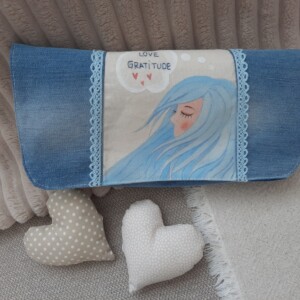 Handtas "blauwhaar" - Hand geschilderd en geborduurd, gerecyclede jeans