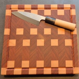 Handgemaakte houten snijplank 24x24x3,5 met rubberen antislipvoetjes